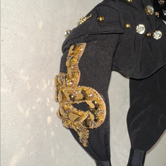 Chunky, Elegant Black Headband with Exaggerated, Gold Embellishments - Picture 4 of 5